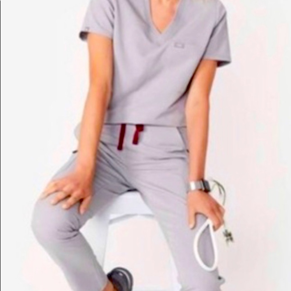 Figs Scrubs SET XS Top: XS 3-pocket Casma Pants: XS Zamora Jogger. Cement gray